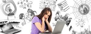 אישה מתוסכלת מול מחשב וסביב בשחור לבן כרגע סצנות מחיי יום יום