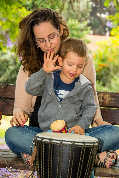 איך טיפול במוזיקה עוזר לילדים עם הפרעת קשב או ליקוי בויסות החושי